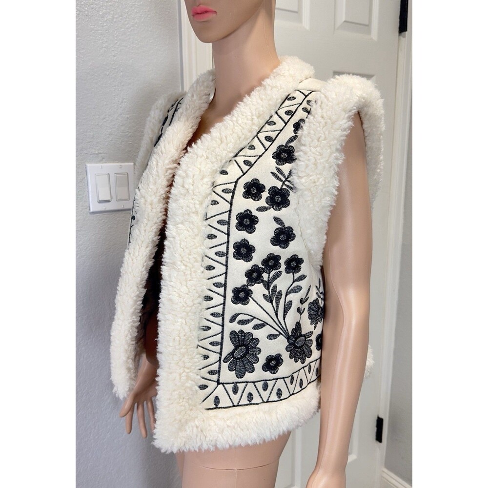 House of Harlow 1960 Sherpa Vest One Size Embroidered Floral Boho Western NWT - Picture 2 of 9